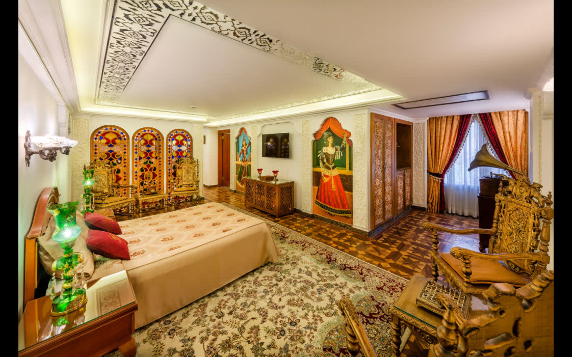 آرشیدا سفر رویایی - هتل پنج ستاره قصر طلائی