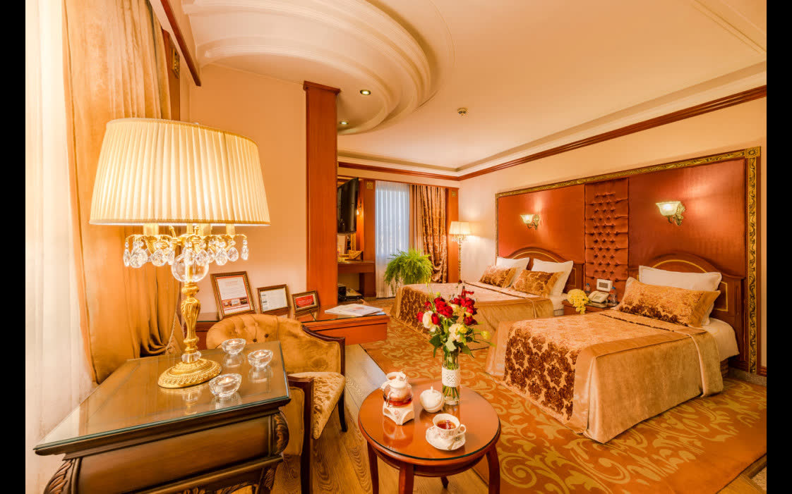 آرشیدا سفر رویایی - هتل پنج ستاره قصر طلائی