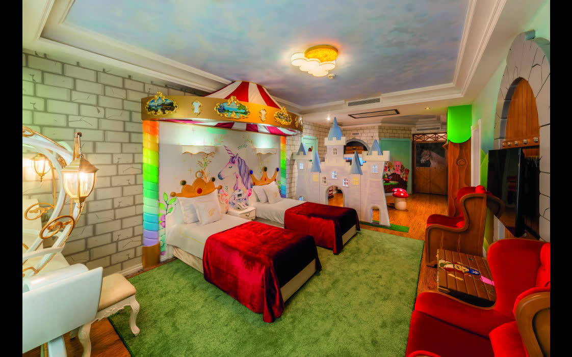 آرشیدا سفر رویایی - هتل پنج ستاره قصر طلائی