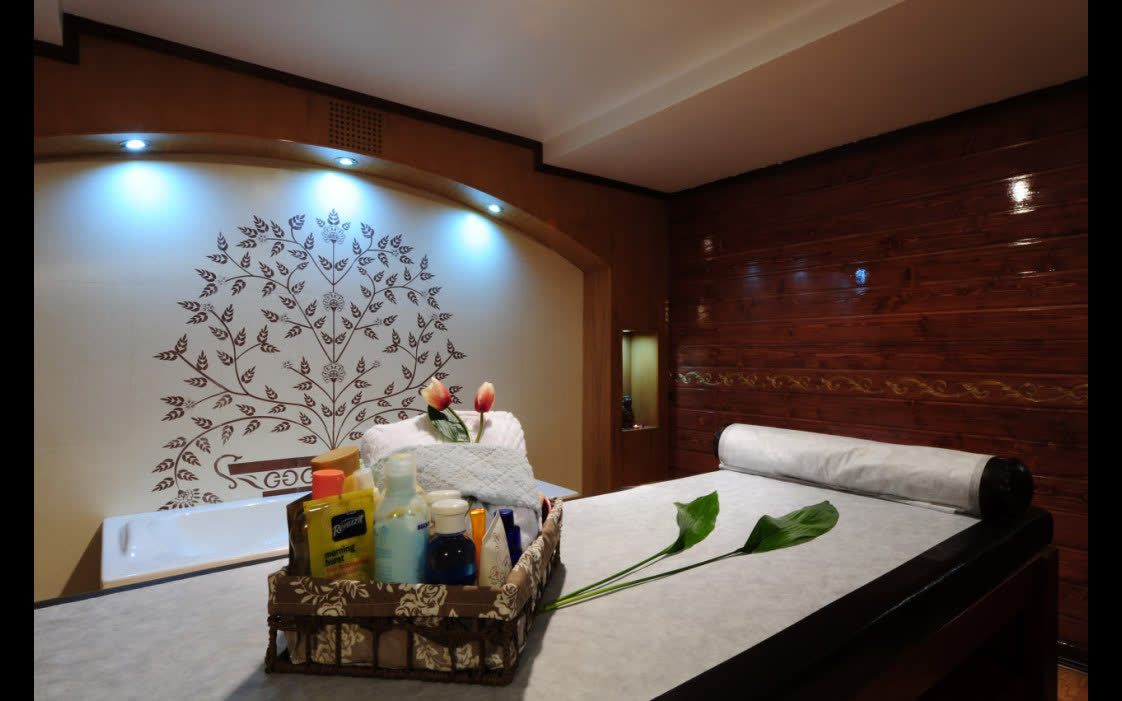 آرشیدا سفر رویایی - هتل پنج ستاره قصر طلائی