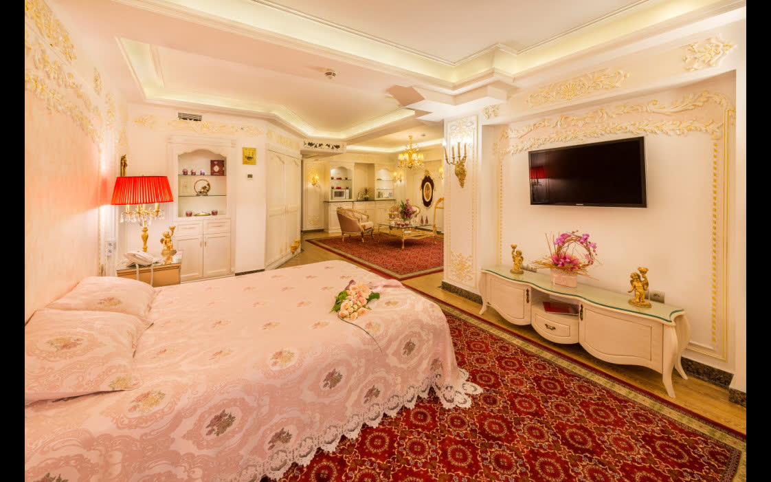 آرشیدا سفر رویایی - هتل پنج ستاره قصر طلائی