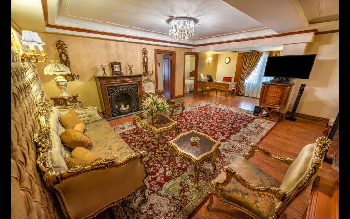 آرشیدا سفر رویایی - هتل پنج ستاره قصر طلائی